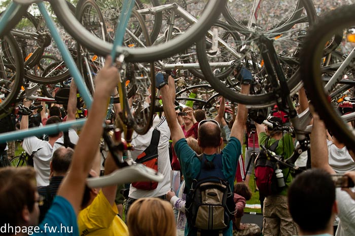 Critical Mass Budapest 2011 - Lezárt utak nélküli " egyéni tömegközlekedés"