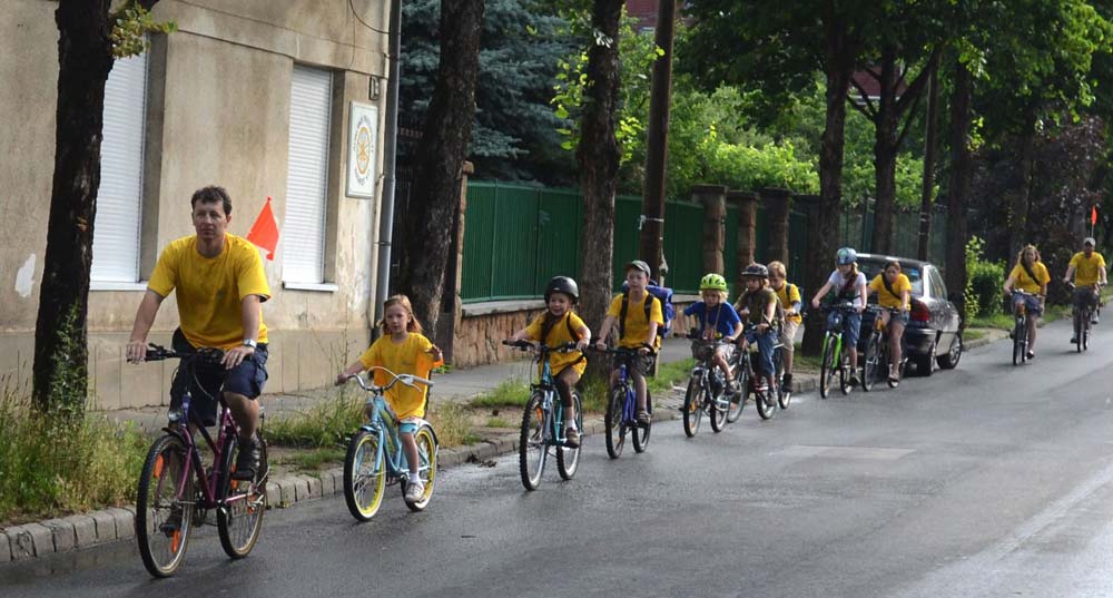 Gyalogos busz és bringavonat a fenntartható közlekedés népszerűsítéséért