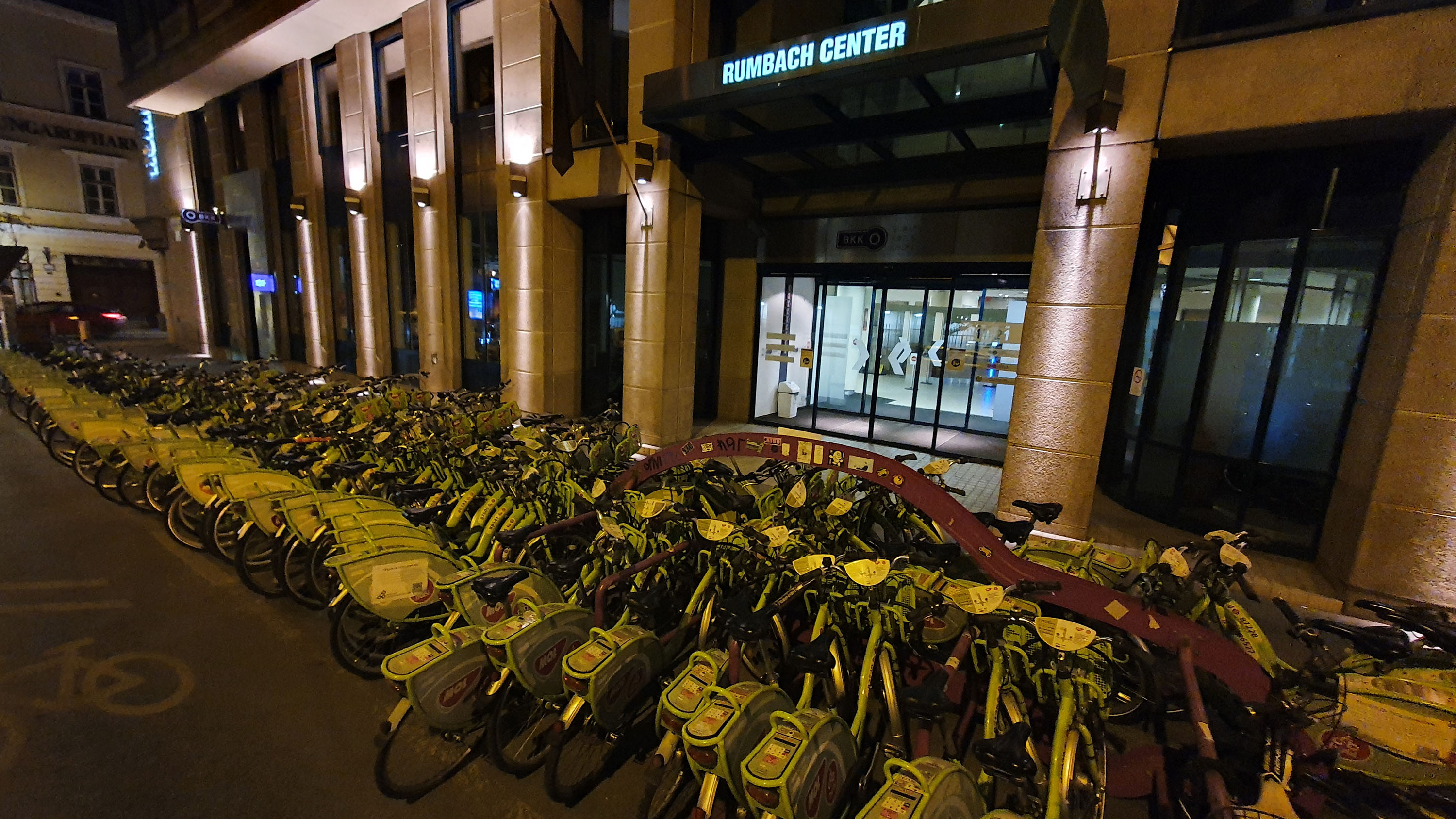 Több mint 80 biciklivel tiltakoztunk a Bubi bezárása ellen a BKK székházánál
