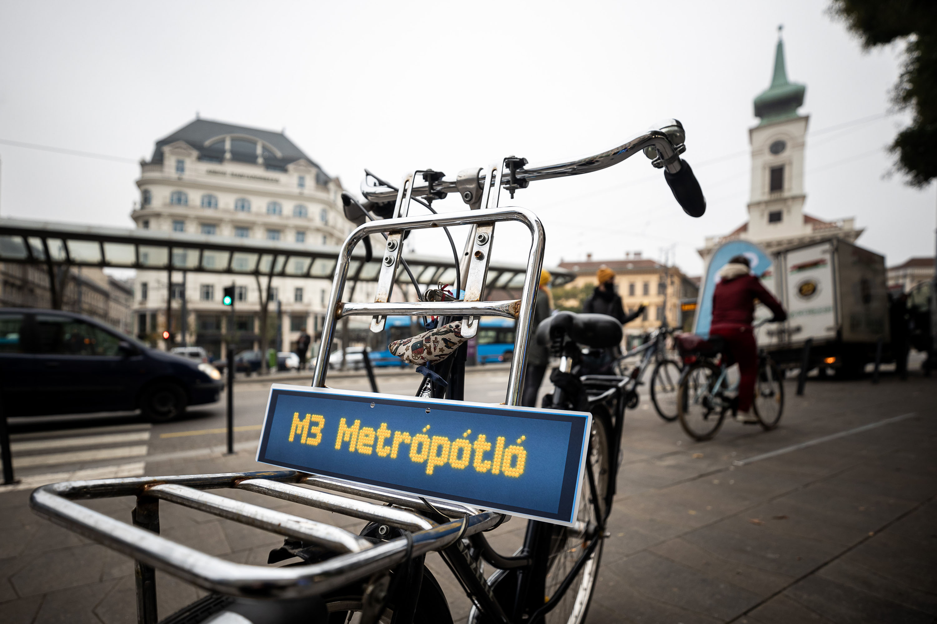 Bringás reggelivel és sajtótájékoztatóval indítottuk a Metrópótló kampányt