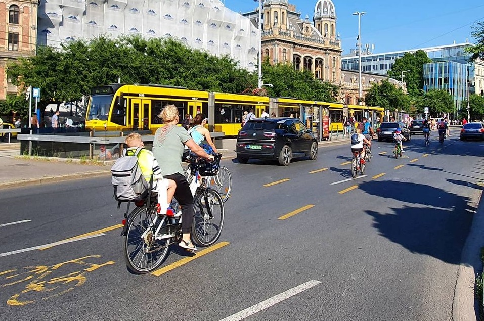 Így lett kerékpársáv a Nagykörúton és más fontos főútvonalakon