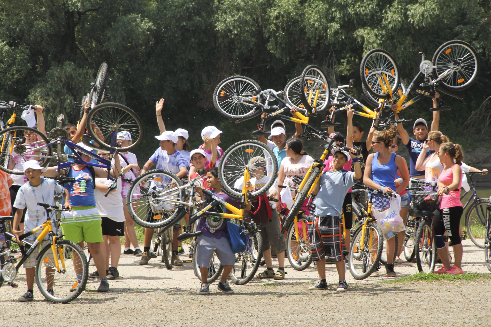 Critical Mass Tiszaroffon: átadásra került a bringatároló!