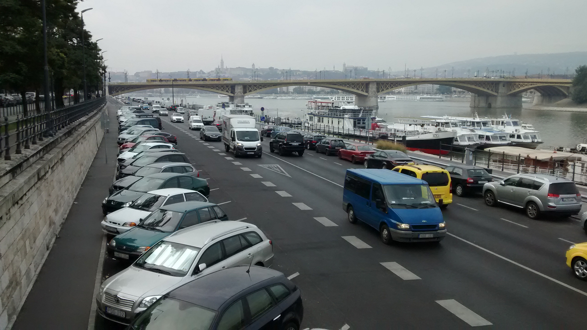 Ahogy a dohányzás rákot, úgy a több parkolóhely nagyobb autóforgalmat okoz