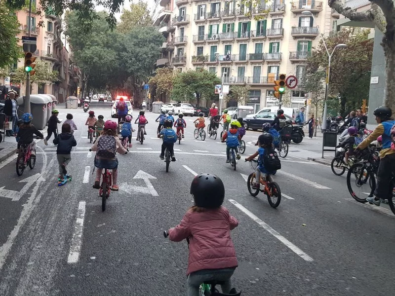 Öt család vágott bele, ma már több száz gyerek teker együtt a suliba Barcelonában
